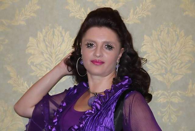 FOTO / Cornelia, dansatoarea maneliștilor, nu se pricepe doar la buriceală! Ce știe să mai facă te lasă cu gura căscată