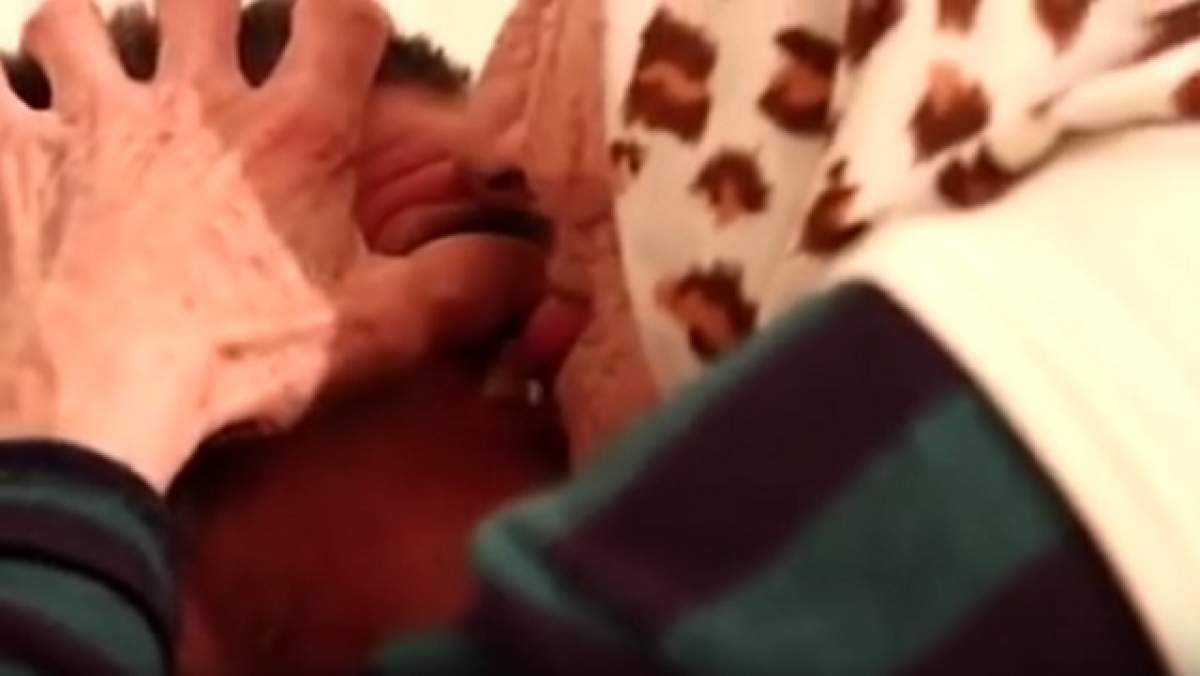 VIDEO / Îşi vindecă pacienţii cu LIMBA! Asta este tratamentul recomandat de o BĂTRÂNĂ