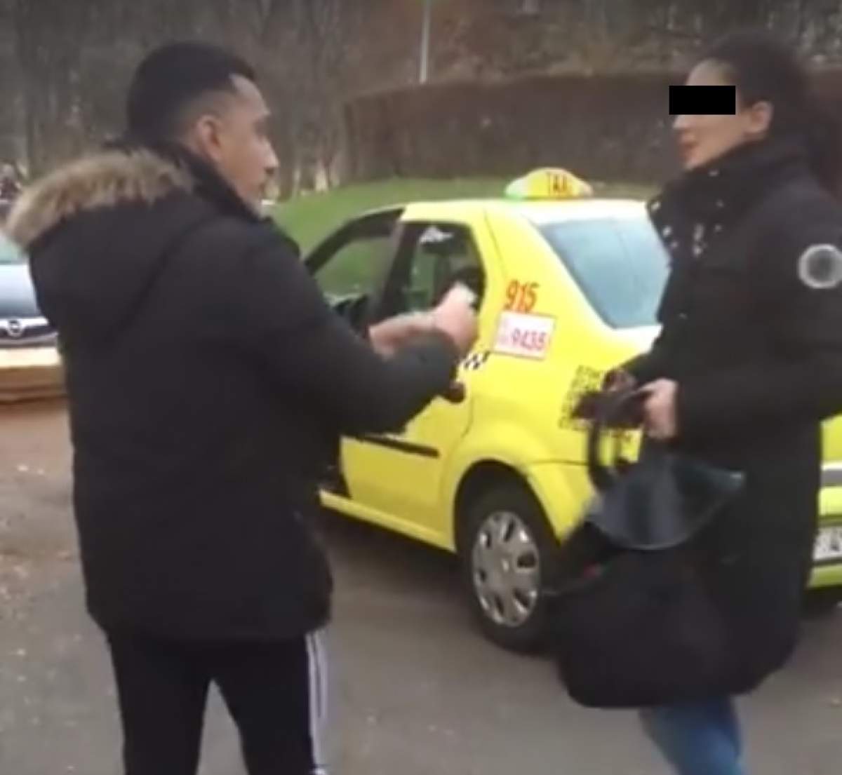 VIDEO / Taximetrist filmat în timp ce jefuia o clientă! Imagini revoltătoare