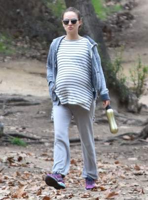 FOTO / Natalie Portman mai are puţin şi naşte! Uite ce burtă mare are actriţa!