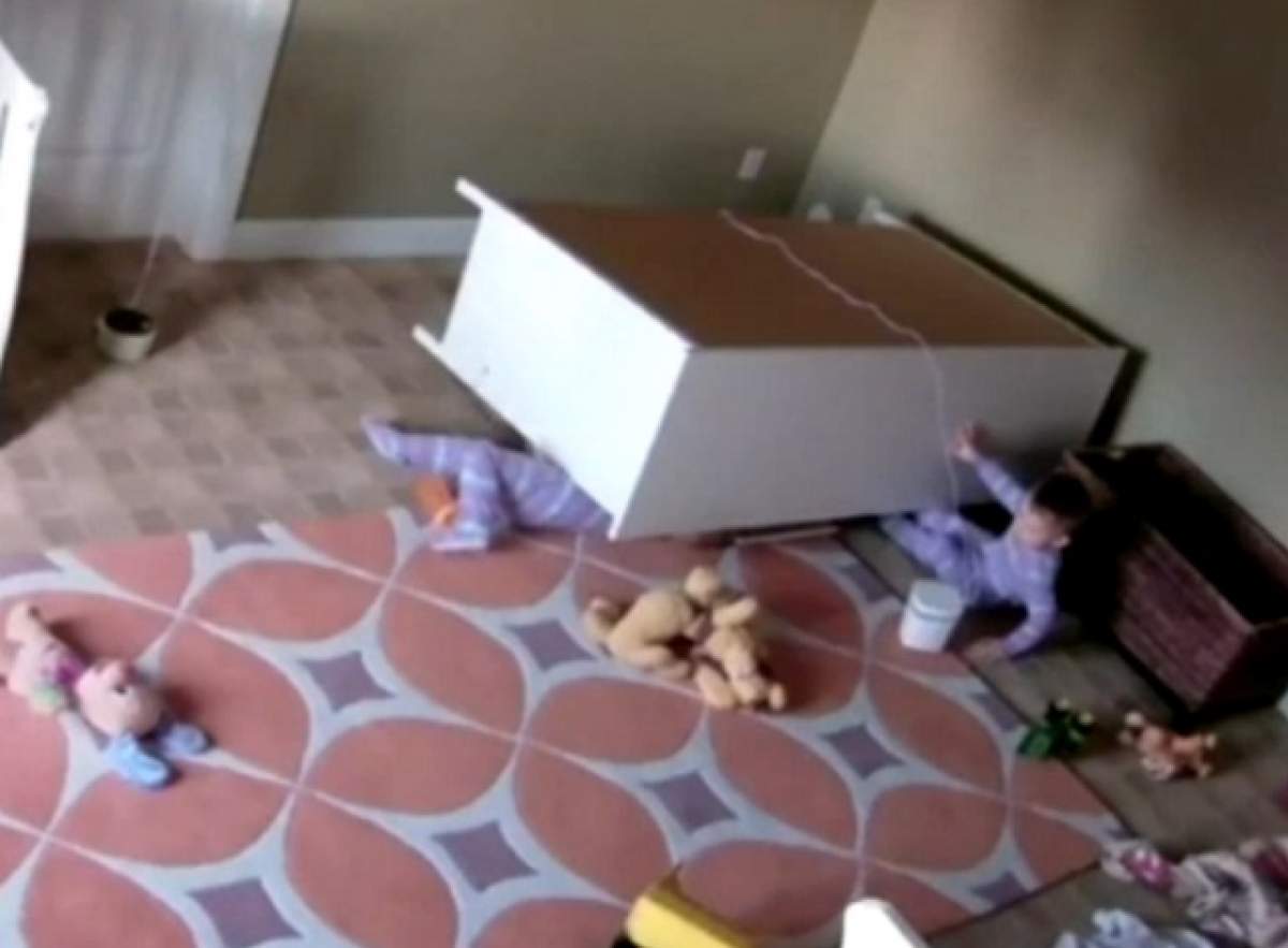VIDEO / E de-a dreptul şocant ce au păţit aceşti copii în casă! Dulapul a căzut pe ei chiar în timp ce se jucau