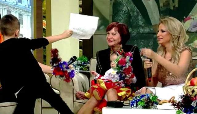 FOTO / Fiul Andrei s-a îndrăgostit de fetiţa Sânzianei Buruiană!