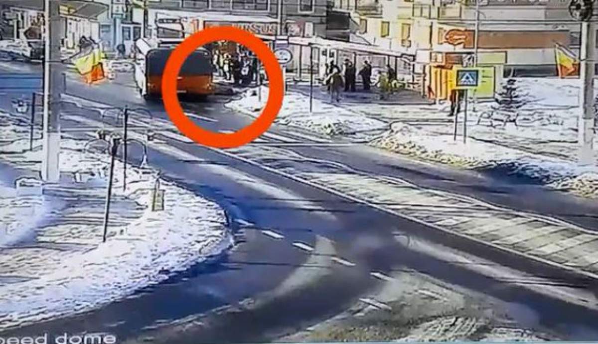 VIDEO / Aştepta liniştită în staţie şi a fost lovită din plin de autobuz! Imaginile au fost suprinse de camerele de supraveghere