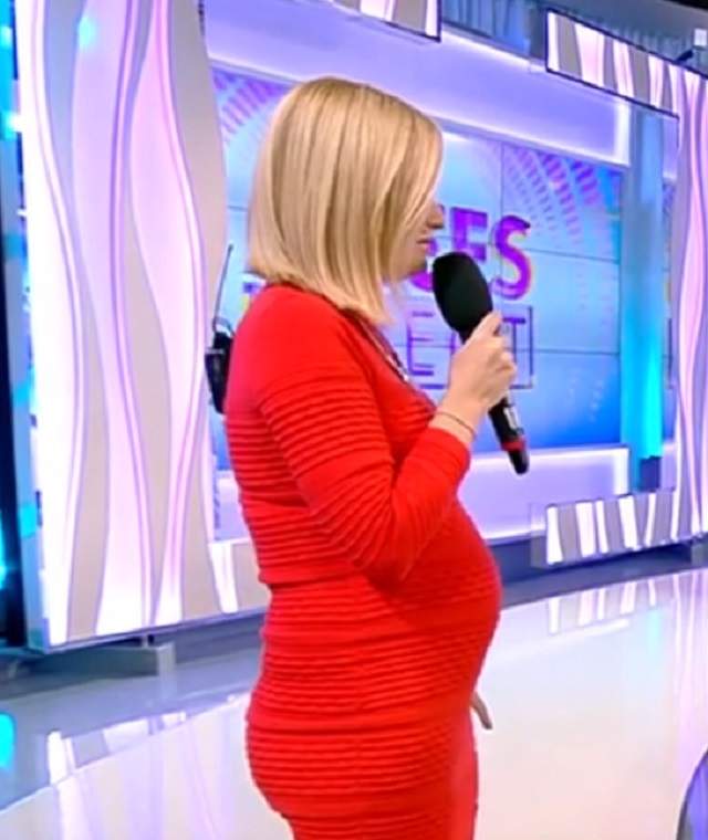 FOTO / Lady in red! Apariție de senzație a Simonei Gherghe! Burtica ei a crescut și mai mare!