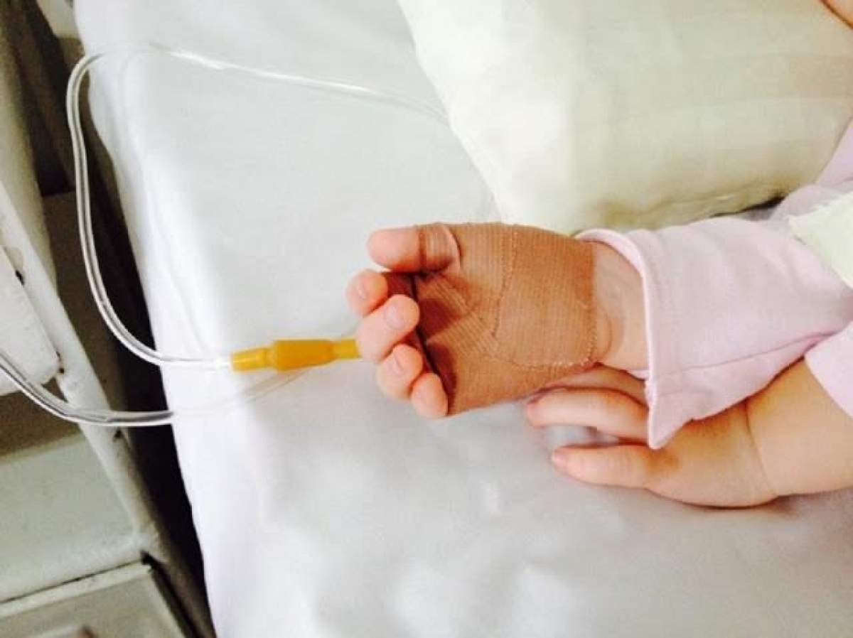 CAZ REVOLTĂTOR în spitalele din România! Fetiţă de 3 ani, REFUZATĂ la Urgenţă. Părinţii AMENDAŢI pentru că au cerut înlocuirea unei branule