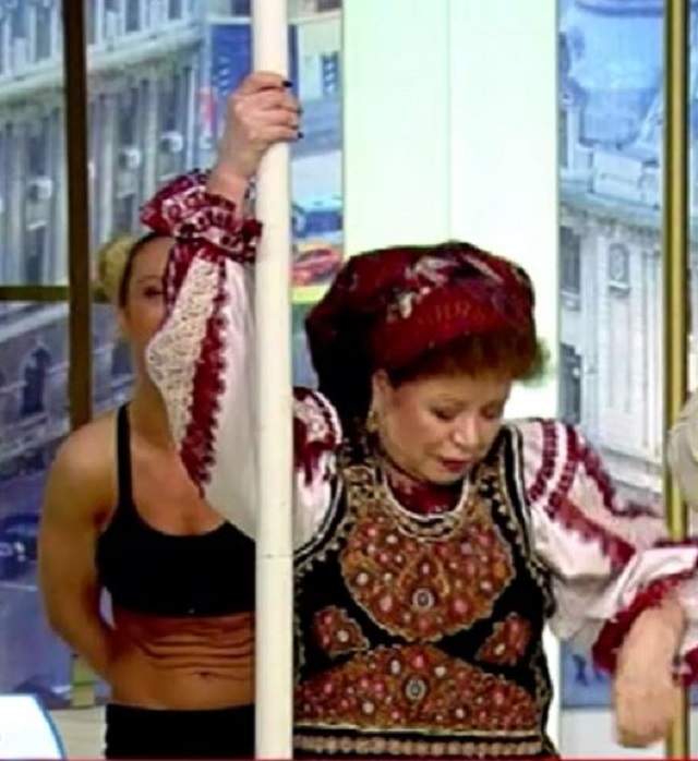 FOTO / O cunoscută interpretă de muzică populară încearcă să danseze la bară! Crezi că se descurcă la anii ei?!