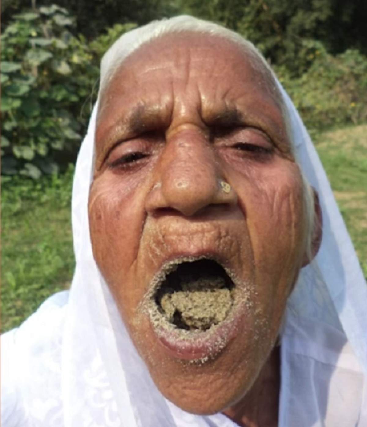 Mănâncă două kilograme de nisip pe zi! Povestea femeii de 78 de ani care te va şoca