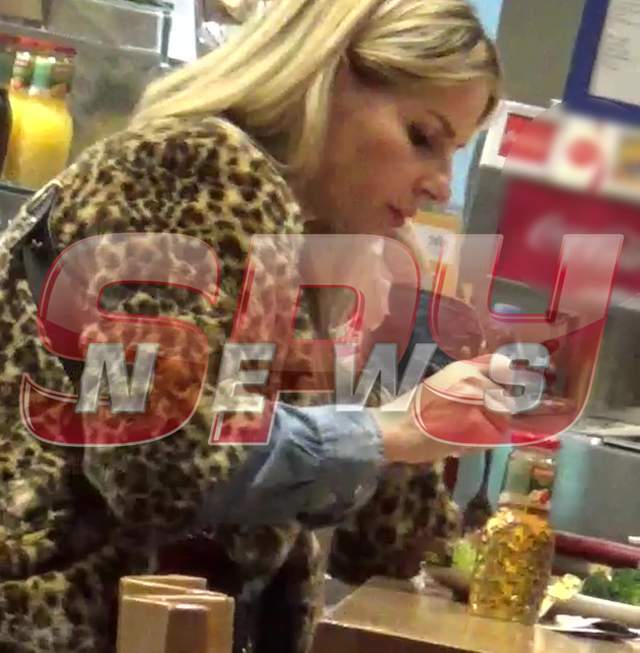 Andreea Bănică nu se mai poate opri! Vedeta, surprinsă la mall, în timp ce mânca / Video paparazzi