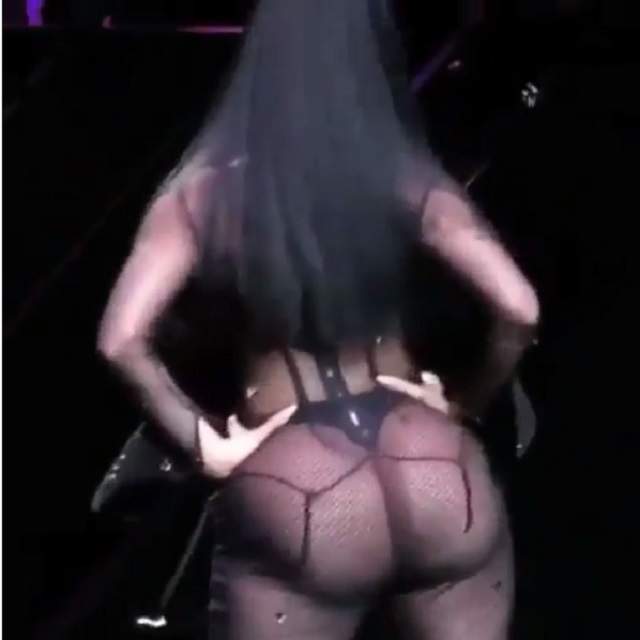 VIDEO / În videoclipuri - păpuşă, pe scenă - mătuşă. Nicki Minaj, cu celulita la vedere într-un costum sexy