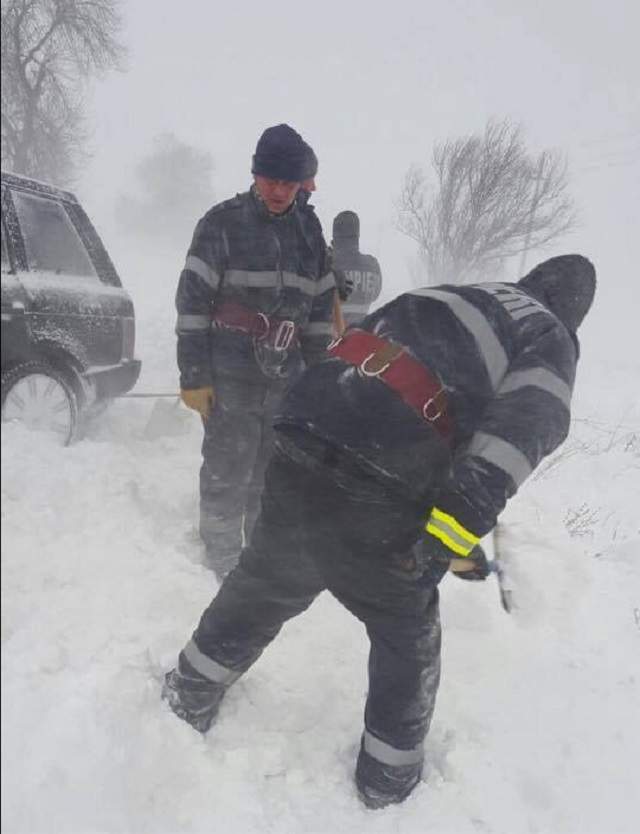 Imagini şocante! Pompierii din Buzău luptă din greu cu gerul pentru a-i ajuta pe cei afectaţi de viscol şi zăpadă