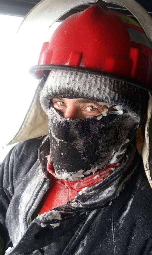 Imagini şocante! Pompierii din Buzău luptă din greu cu gerul pentru a-i ajuta pe cei afectaţi de viscol şi zăpadă