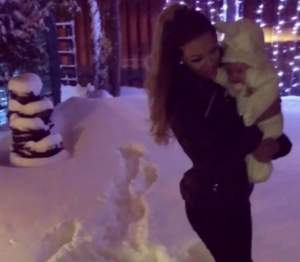 Anda Adam s-a pozat cu fiica în zăpadă, la scurt timp după ce a făcut-o și Bianca Drăgușanu. Ce au observat fanii