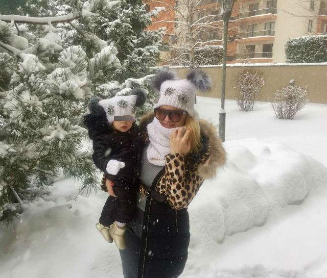 Anda Adam s-a pozat cu fiica în zăpadă, la scurt timp după ce a făcut-o și Bianca Drăgușanu. Ce au observat fanii