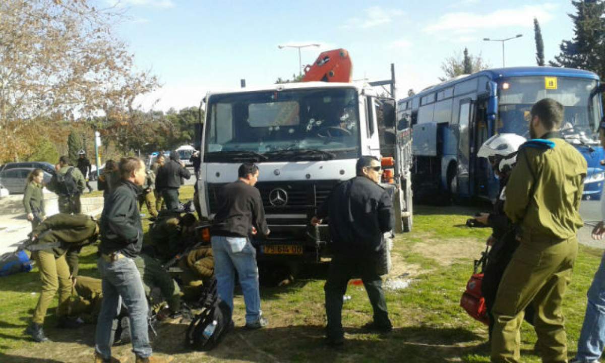 VIDEO / UPDATE – MOMENTUL în care autorul atentatului din Ierusalim intră cu camionul într-un grup de soldaţi! Bilanţul masacrului: 4 morţi şi 15 răniţi