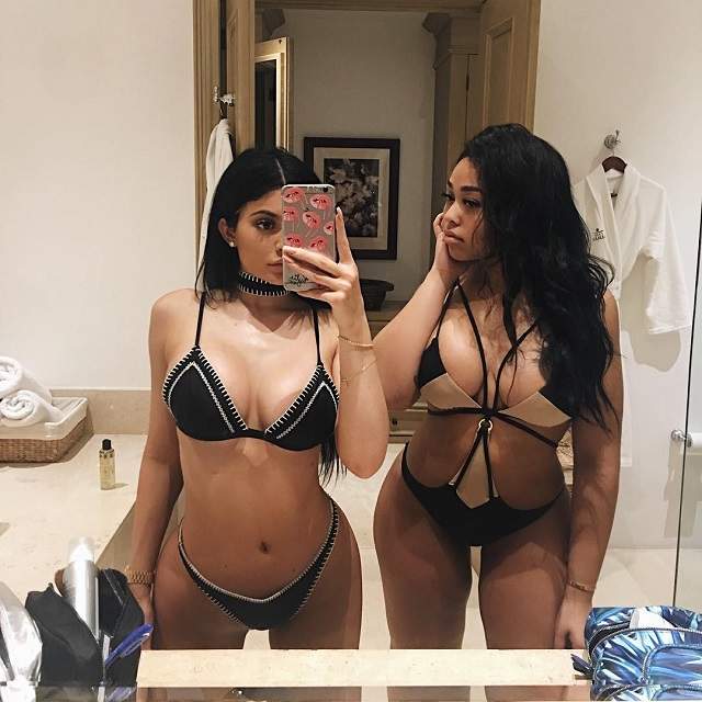 Jură că nu are silicoane, dar imaginile sunt evidente! Kylie Jenner apare dintr-odată cu niște sâni imenși, la doar 19 ani