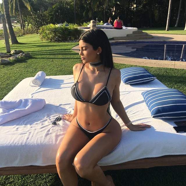 Jură că nu are silicoane, dar imaginile sunt evidente! Kylie Jenner apare dintr-odată cu niște sâni imenși, la doar 19 ani