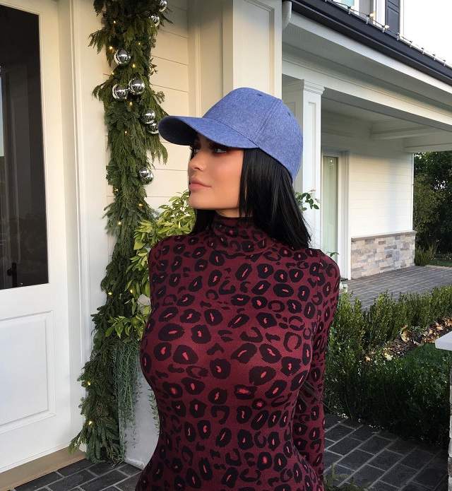 Jură că nu are silicoane, dar imaginile sunt evidente! Kylie Jenner apare dintr-odată cu niște sâni imenși, la doar 19 ani