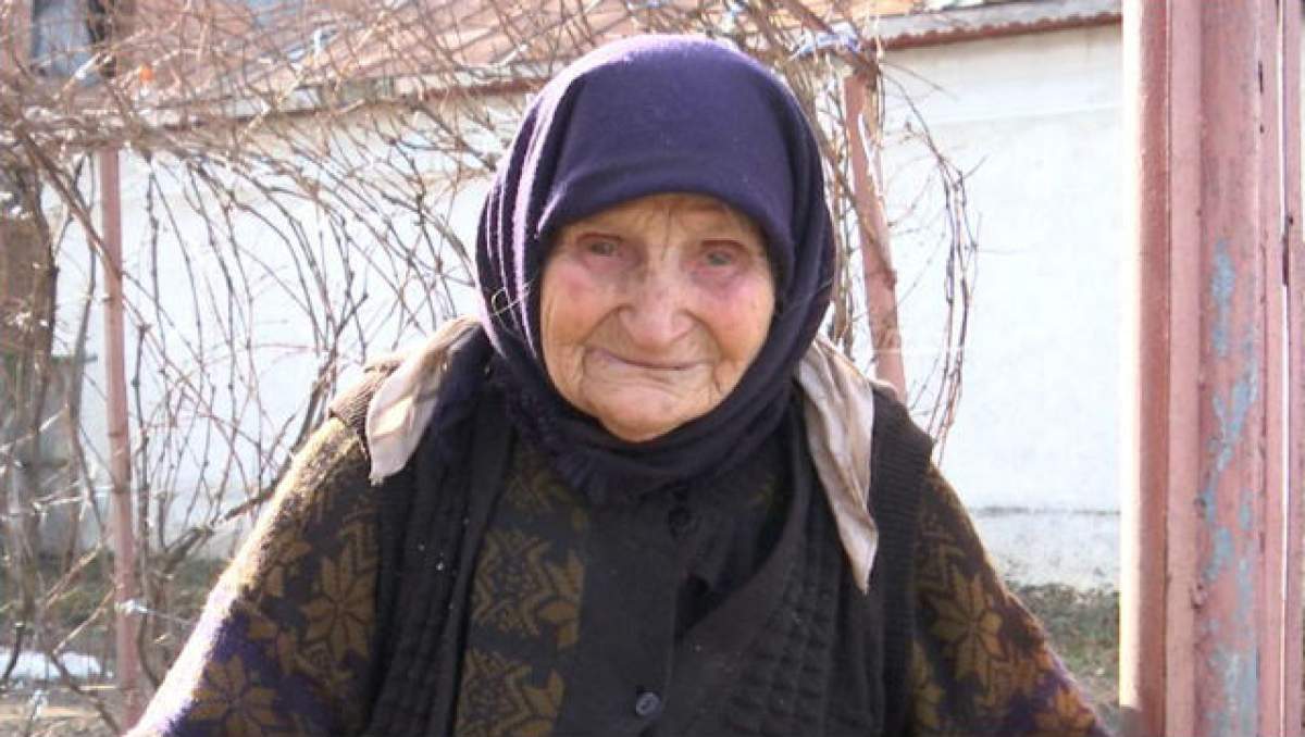 VIDEO & FOTO / Fiul îşi vrea mama de 89 de ani MOARTĂ? Nicola încearcă să o salveze din casa în care bătrâna a degerat: "Mă bate şi îmi ia pensia"