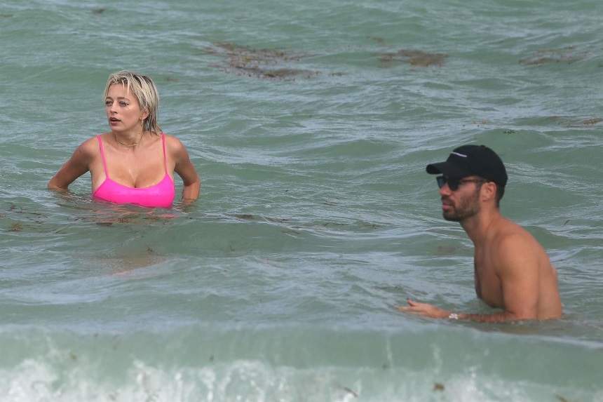 FOTO HOT / S-a giugiulit cu iubitul în mare şi, când a ieşit, a oferit imaginile zilei. Ce costum de baie are vedeta. Paparazzii au surprins tot