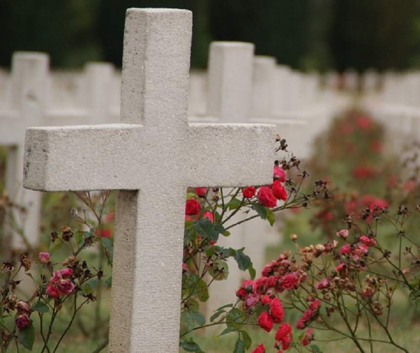 Care este semnificația florilor care se pun pe coroanele duse la înmormântări?