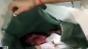VIDEO / Înfiorător! Un bebeluș a fost găsit abandonat într-o pungă. Fetița se făcuse albastră din cauza frigului