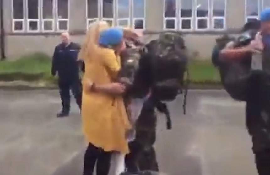 VIDEO / Emoţionant până la lacrimi! Un soldat şi-a revăzut cei doi copii, după foarte mult timp! Reacţia incredibilă a unuia dintre ei a ajuns virală
