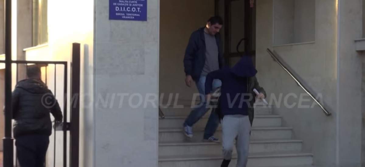 VIDEO / Caz şocant în Vrancea! O fetiţă de 13 ani a fost violată, ameninţată şi batjocorită de cinci băieţi. Familia e în stare de şoc