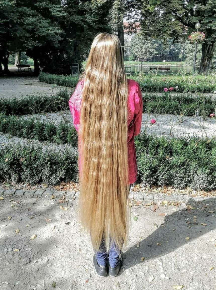 FOTO / Şi-a crescut părul până a făcut rochie din el! Cum arată femeia supranumită "Rapunzel"