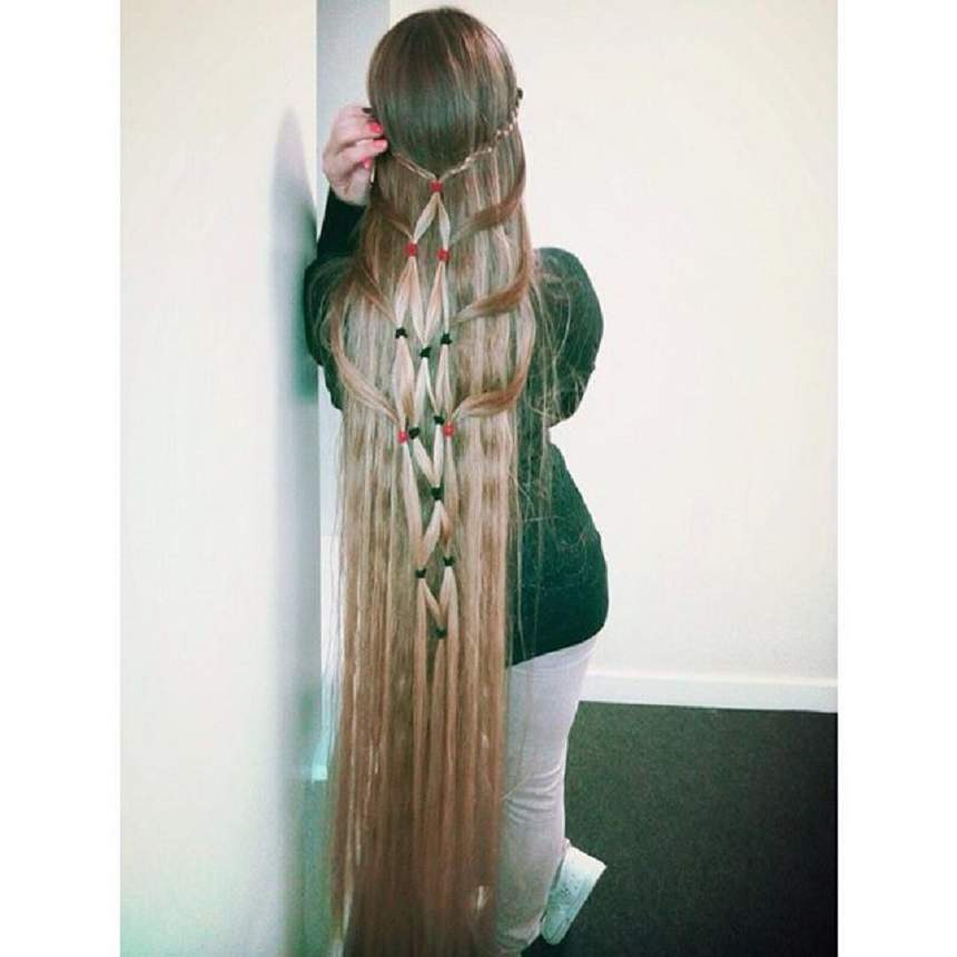 FOTO / Şi-a crescut părul până a făcut rochie din el! Cum arată femeia supranumită "Rapunzel"