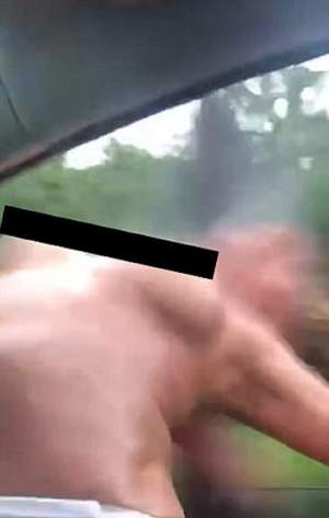VIDEO / A fost lovită de un indicator în timp ce dansa DEZBRĂCATĂ pe geamul maşinii. A murit pe loc