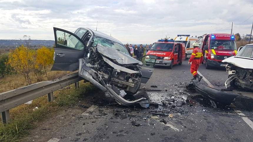 FOTO / Accident grav la Botoșani! Mașina a zburat în parapeți. Sunt trei răniți