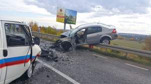 FOTO / Accident grav la Botoșani! Mașina a zburat în parapeți. Sunt trei răniți