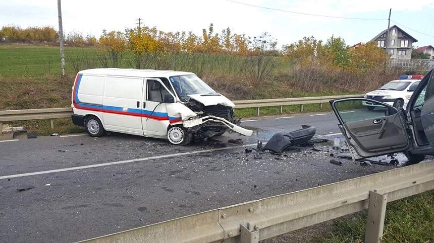 FOTO / Accident grav la Botoșani! Mașina a zburat în parapeți. Sunt trei răniți