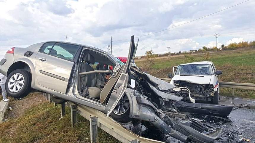 FOTO / Accident grav la Botoșani! Mașina a zburat în parapeți. Sunt trei răniți