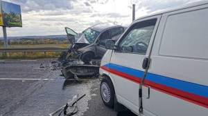 FOTO / Accident grav la Botoșani! Mașina a zburat în parapeți. Sunt trei răniți