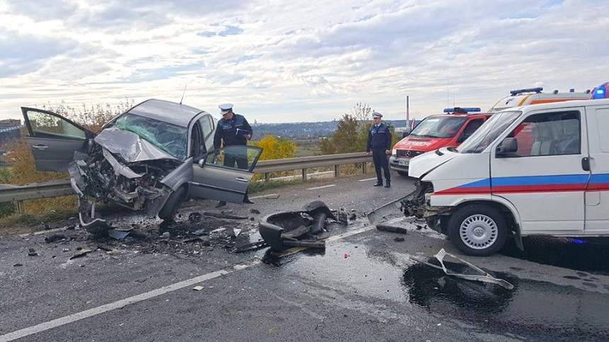 FOTO / Accident grav la Botoșani! Mașina a zburat în parapeți. Sunt trei răniți