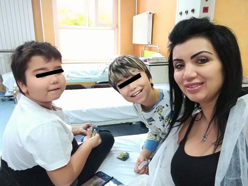 FOTO / Momente grele pentru Adriana Bahmuțeanu! Prezentatoarea TV a ajuns cu unul dintre băieți la spital