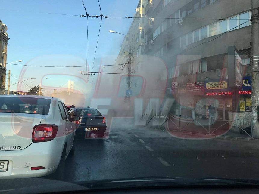 FOTO / Haos la Gara de Nord! Circulaţie blocată, după ce o conductă de apă s-a avariat