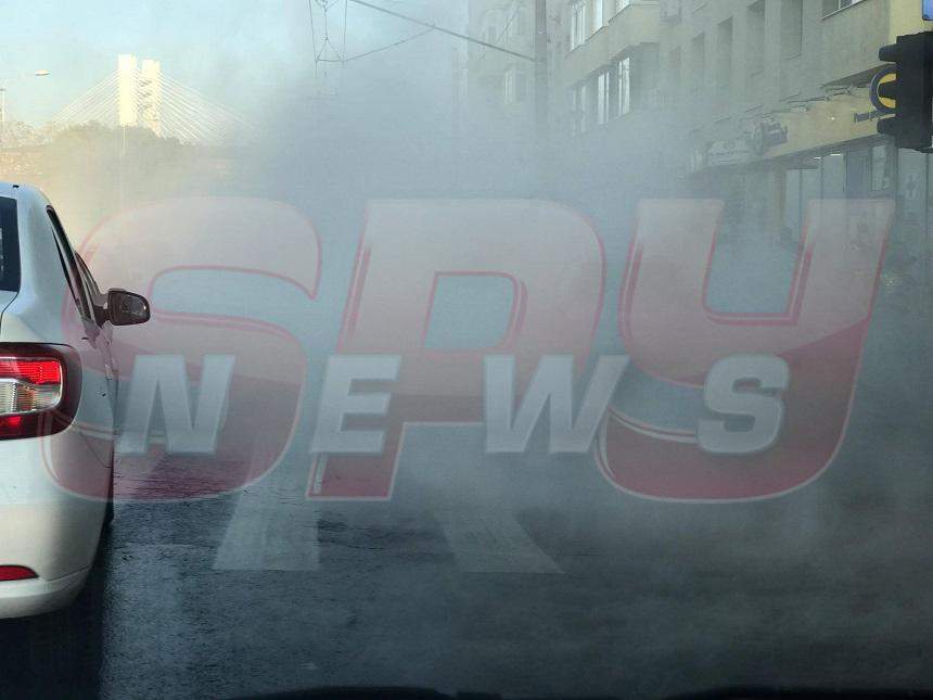 FOTO / Haos la Gara de Nord! Circulaţie blocată, după ce o conductă de apă s-a avariat