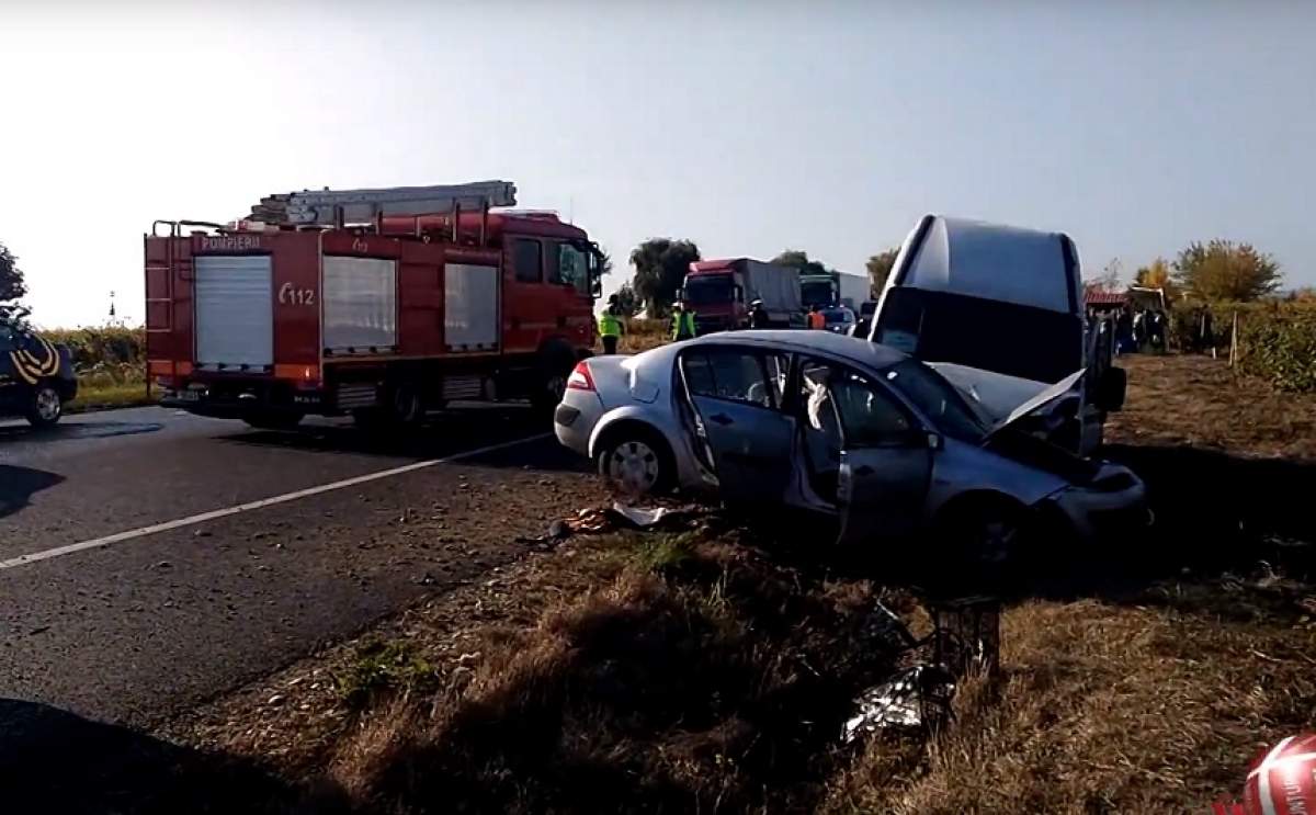 Accident grav în drum spre moştele Sfintei Parascheva! Un microbuz plin de pelerini a fost distrus