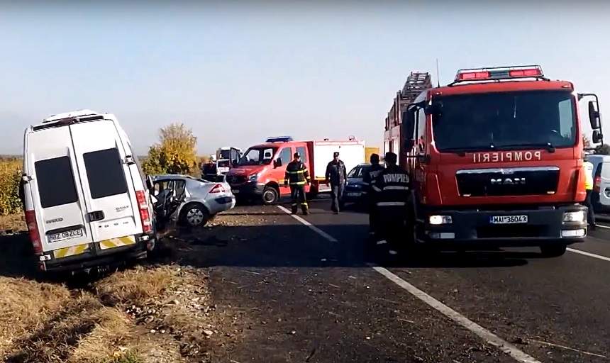 Accident grav în drum spre moştele Sfintei Parascheva! Un microbuz plin de pelerini a fost distrus