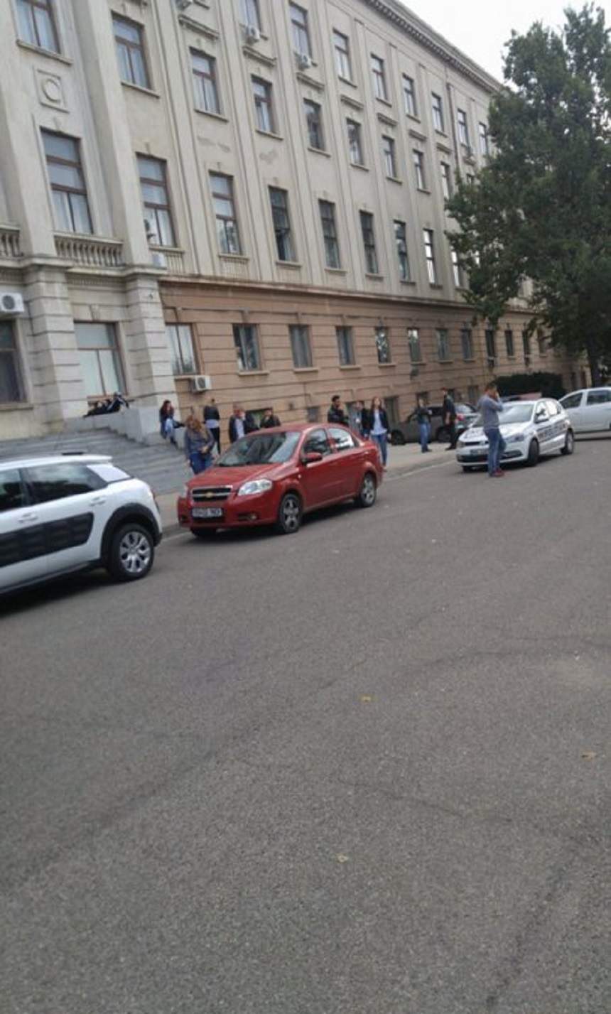 Stare de alertă la Universitatea Alexandru Ioan Cuza! O femeie ameninţă că se aruncă de la etaj