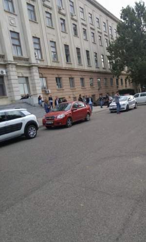 Stare de alertă la Universitatea Alexandru Ioan Cuza! O femeie ameninţă că se aruncă de la etaj