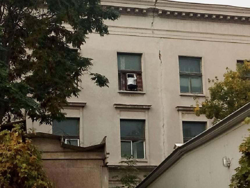 Stare de alertă la Universitatea Alexandru Ioan Cuza! O femeie ameninţă că se aruncă de la etaj