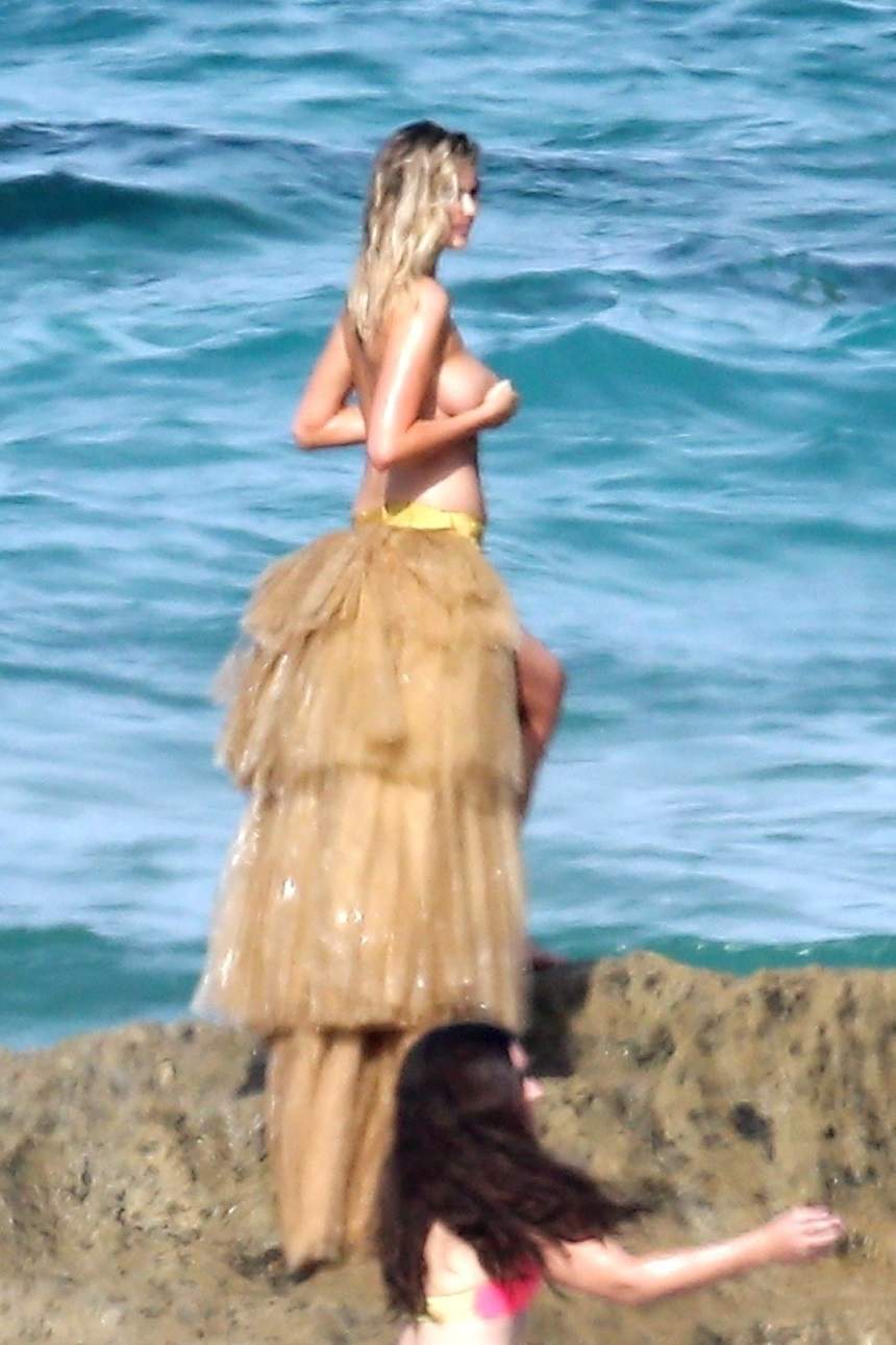 FOTO /  Kate Upton, în bikini minusculi şi fără sutien. Năucitor ce s-a întâmplat la şedinţa foto. A căzut de pe stâncă şi...