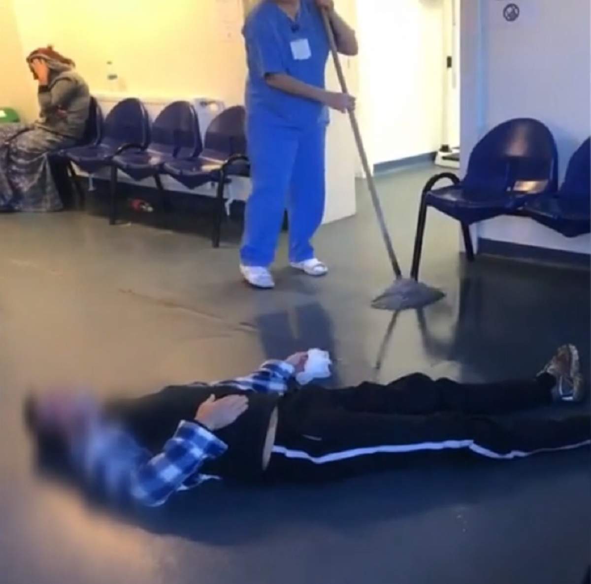 VIDEO / Caz şocant într-un spital din Tulcea! Un tânăr zace pe jos, în timp ce podeaua este spălată în jurul lui