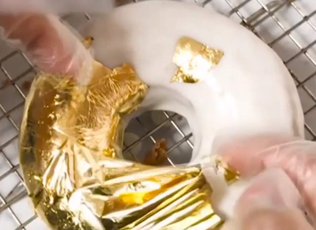 VIDEO / Cât costă cea mai scumpă gogoașă din lume! Este poleită cu aur