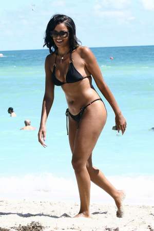 FOTO / Pufoasă ca o gogoașă! O actriță celebră a fost surprinsă de paparazzii la plajă