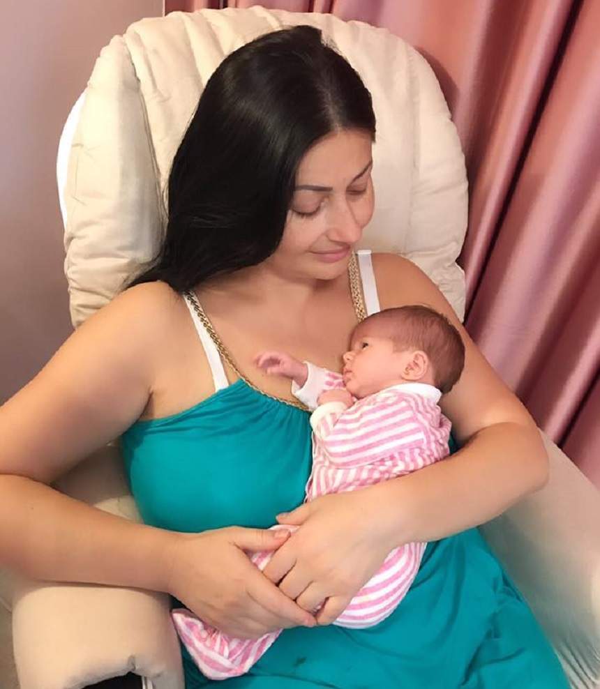 Gabriela Cristea a slăbit după sarcină! Vedeta s-a fotografiat cu fetița ei la piept