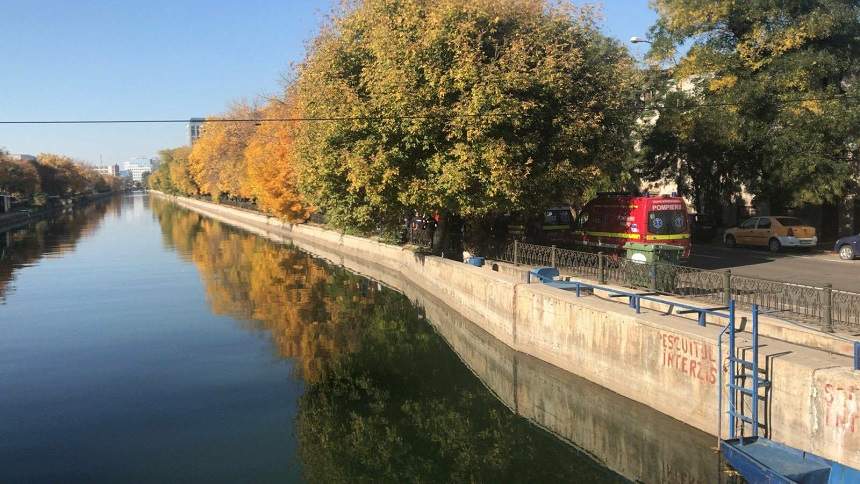 FOTO / Un bărbat a fost găsit inconștient în râul Dâmbovița din Capitală! Medicii fac totul ca să-l salveze